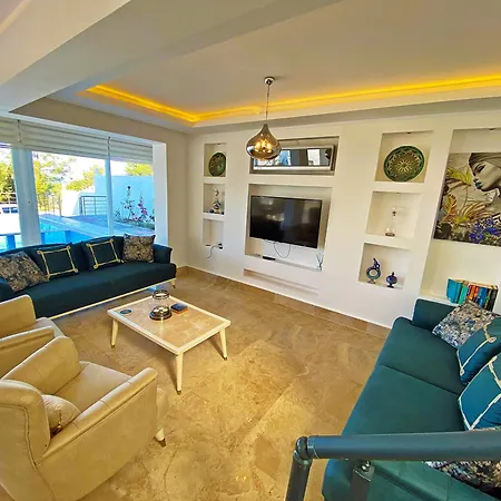 Paris A Villa, Oezel Havuzlu,