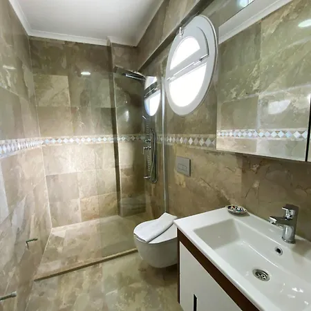 Paris A Villa, Oezel Havuzlu,