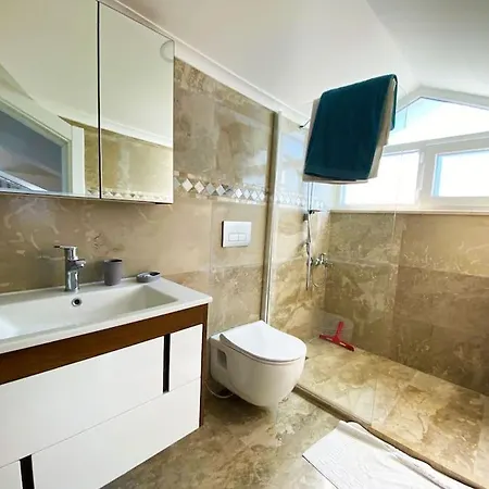 Paris A Villa, Oezel Havuzlu, Φετιγιέ