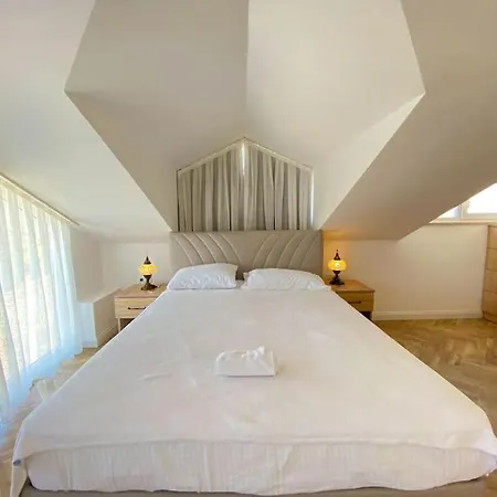 Paris A Villa, Oezel Havuzlu, Βίλα Φετιγιέ