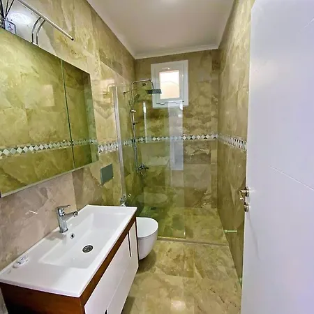 Paris A Villa, Oezel Havuzlu, Βίλα *