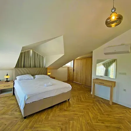 Paris A Villa, Oezel Havuzlu, Φετιγιέ