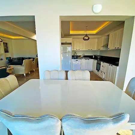 Paris A Villa, Oezel Havuzlu, Βίλα