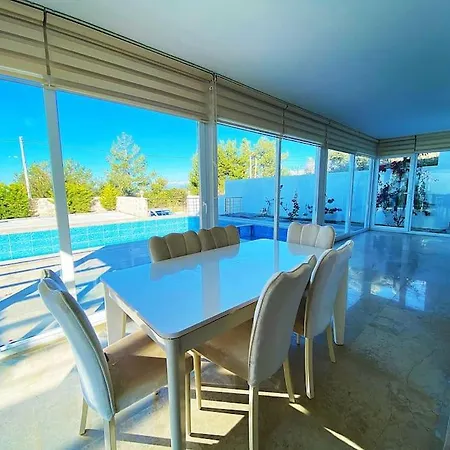 Paris A Villa, Oezel Havuzlu, Φετιγιέ