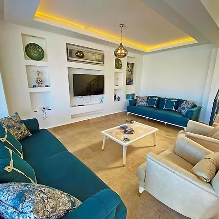 Paris A Villa, Oezel Havuzlu, * Φετιγιέ